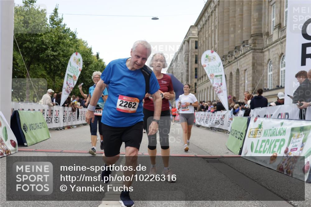 06.09.2026 - CURREX Alsterlauf Yannick Fuchs http://msf.ph/oto/10226316 06.09.2026 10:18:18 Ziel 2026, 2208, 2209, 2262, 3083, 3682, 3683, 4186, 4391, 4479, 4632, 4644, 5050, 5572, 6339, 8290 meine-sportfotos.de