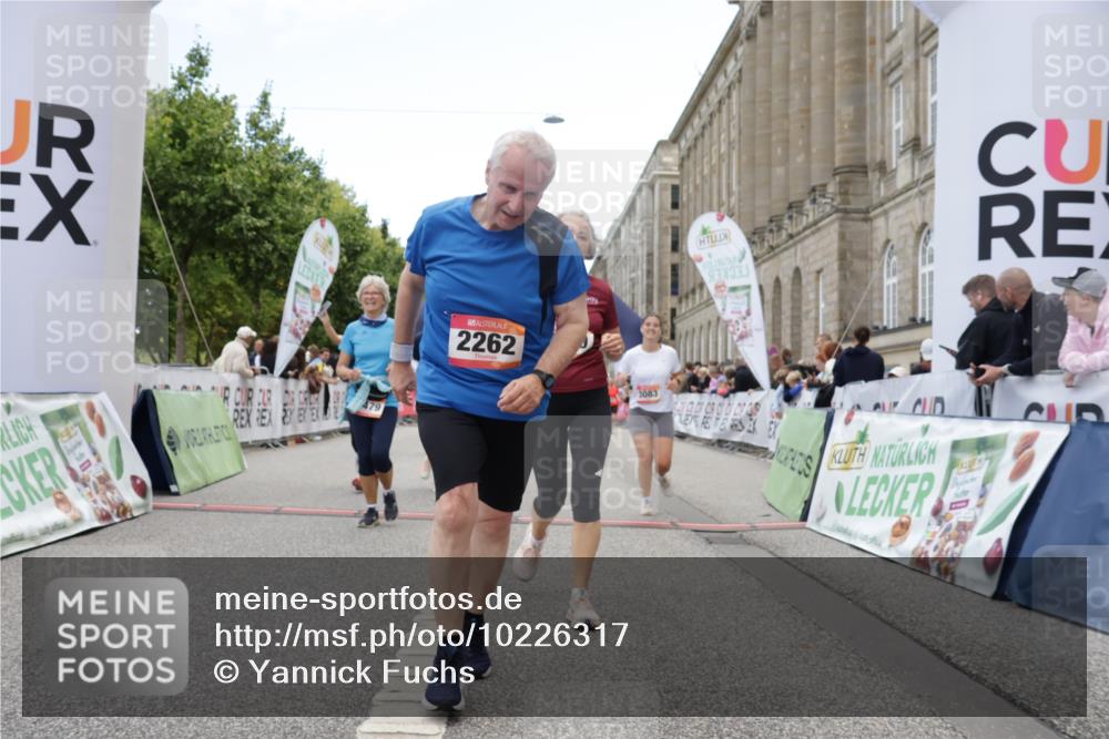 06.09.2026 - CURREX Alsterlauf Yannick Fuchs http://msf.ph/oto/10226317 06.09.2026 10:18:18 Ziel 2026, 2208, 2209, 2262, 3083, 3682, 3683, 4186, 4391, 4479, 4632, 4644, 5050, 5572, 6339, 8290 meine-sportfotos.de
