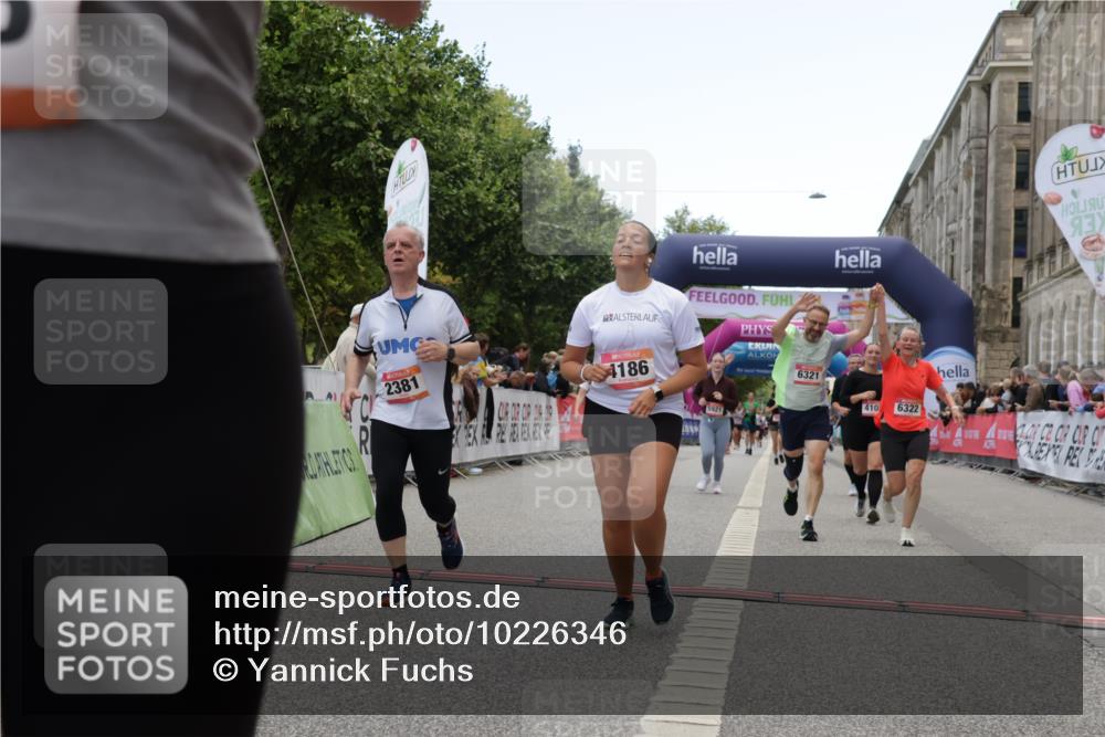 06.09.2026 - CURREX Alsterlauf Yannick Fuchs http://msf.ph/oto/10226346 06.09.2026 10:18:24 Ziel 2381, 2804, 3083, 3682, 3683, 4107, 4186, 4391, 4479, 4632, 4644, 4795, 4804, 5050, 5572, 5921, 6321, 6322 meine-sportfotos.de