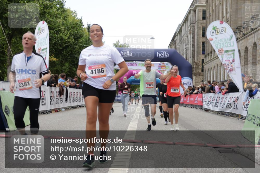 06.09.2026 - CURREX Alsterlauf Yannick Fuchs http://msf.ph/oto/10226348 06.09.2026 10:18:24 Ziel 2381, 2804, 3083, 3682, 3683, 4107, 4186, 4391, 4479, 4632, 4644, 4795, 4804, 5050, 5572, 5921, 6321, 6322 meine-sportfotos.de