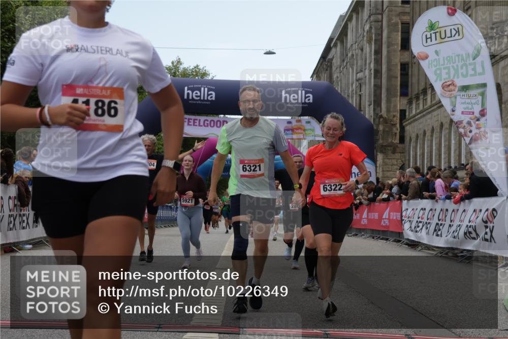 06.09.2026 - CURREX Alsterlauf Yannick Fuchs http://msf.ph/oto/10226349 06.09.2026 10:18:25 Ziel 2381, 2804, 3083, 3654, 3682, 3683, 4107, 4186, 4391, 4479, 4632, 4644, 4795, 4804, 5572, 5921, 6321, 6322 meine-sportfotos.de