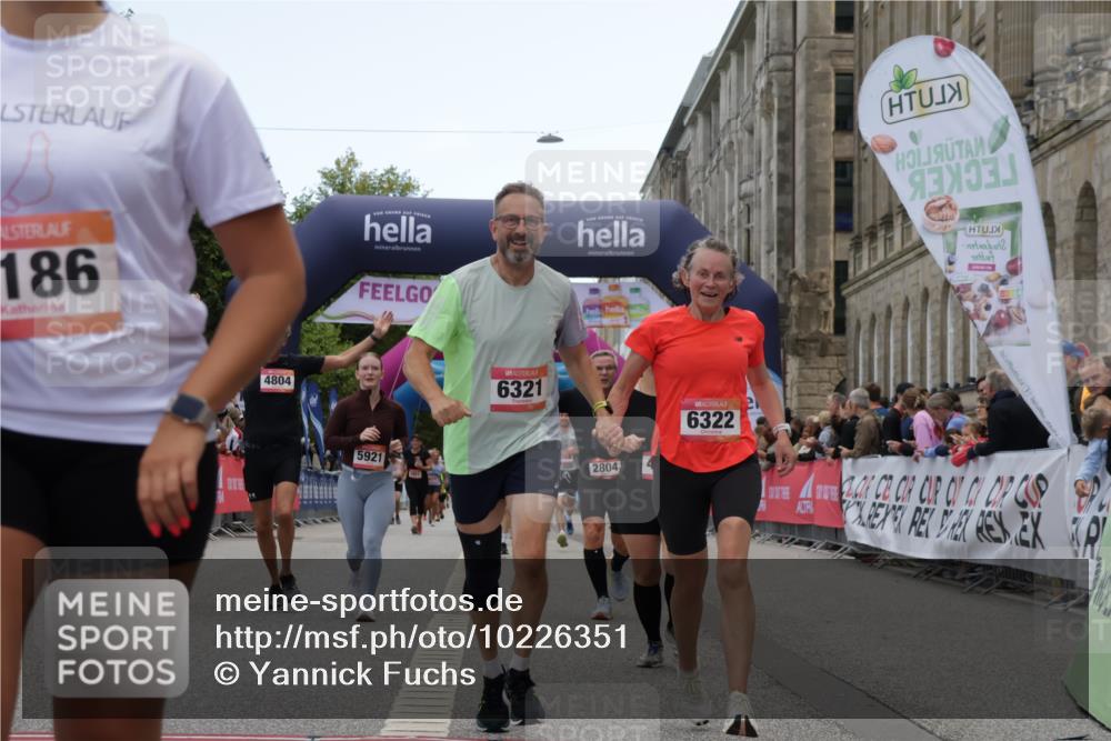 06.09.2026 - CURREX Alsterlauf Yannick Fuchs http://msf.ph/oto/10226351 06.09.2026 10:18:25 Ziel 2381, 2804, 3083, 3654, 3682, 3683, 4107, 4186, 4391, 4479, 4632, 4644, 4795, 4804, 5572, 5921, 6321, 6322 meine-sportfotos.de