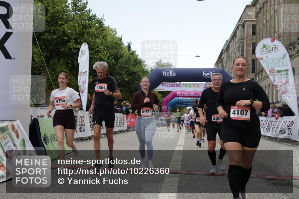 06.09.2026 - CURREX Alsterlauf Yannick Fuchs http://msf.ph/oto/10226360 06.09.2026 10:18:28 Ziel 2349, 2381, 2804, 3358, 3654, 3682, 3683, 4107, 4186, 4391, 4795, 4804, 5572, 5921, 6321, 6322 meine-sportfotos.de