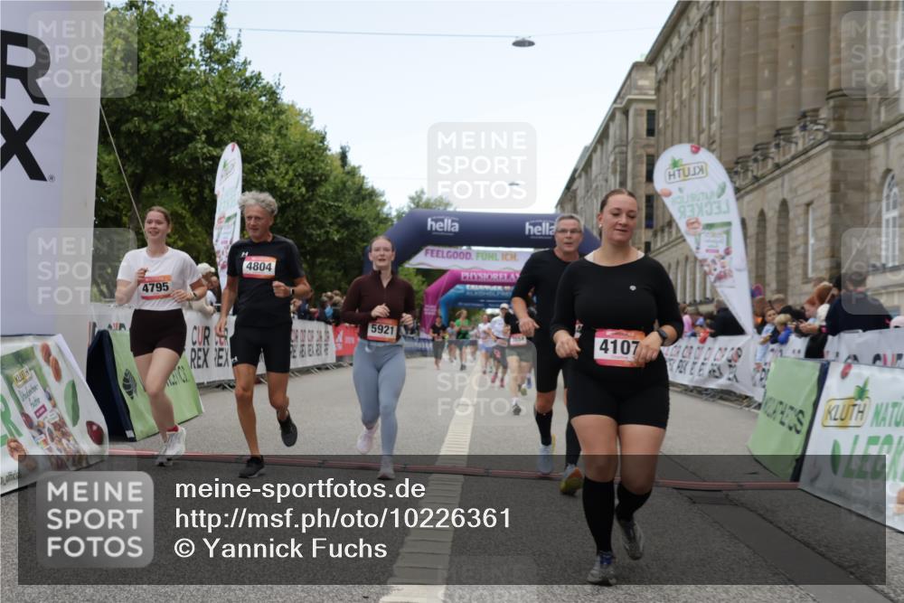 06.09.2026 - CURREX Alsterlauf Yannick Fuchs http://msf.ph/oto/10226361 06.09.2026 10:18:28 Ziel 2349, 2381, 2804, 3358, 3654, 3682, 3683, 4107, 4186, 4391, 4795, 4804, 5572, 5921, 6321, 6322 meine-sportfotos.de
