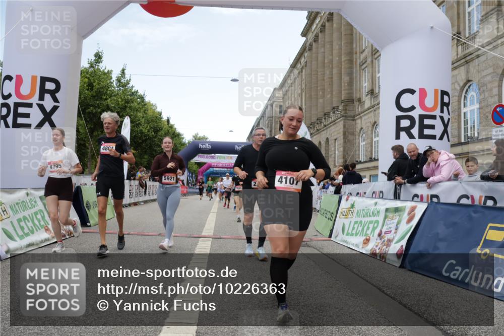 06.09.2026 - CURREX Alsterlauf Yannick Fuchs http://msf.ph/oto/10226363 06.09.2026 10:18:28 Ziel 2349, 2381, 2804, 3358, 3654, 3682, 3683, 4107, 4186, 4391, 4795, 4804, 5572, 5921, 6321, 6322 meine-sportfotos.de