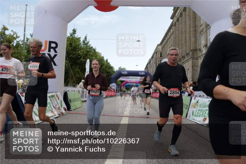 06.09.2026 - CURREX Alsterlauf Yannick Fuchs http://msf.ph/oto/10226367 06.09.2026 10:18:29 Ziel 2349, 2381, 2804, 2960, 3358, 3654, 4107, 4186, 4795, 4804, 5572, 5921, 6321, 6322 meine-sportfotos.de