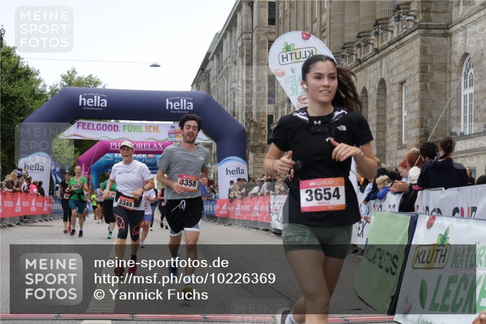 06.09.2026 - CURREX Alsterlauf Yannick Fuchs http://msf.ph/oto/10226369 06.09.2026 10:18:30 Ziel 2349, 2381, 2804, 2960, 3358, 3654, 4107, 4186, 4795, 4804, 5921, 6321, 6322 meine-sportfotos.de