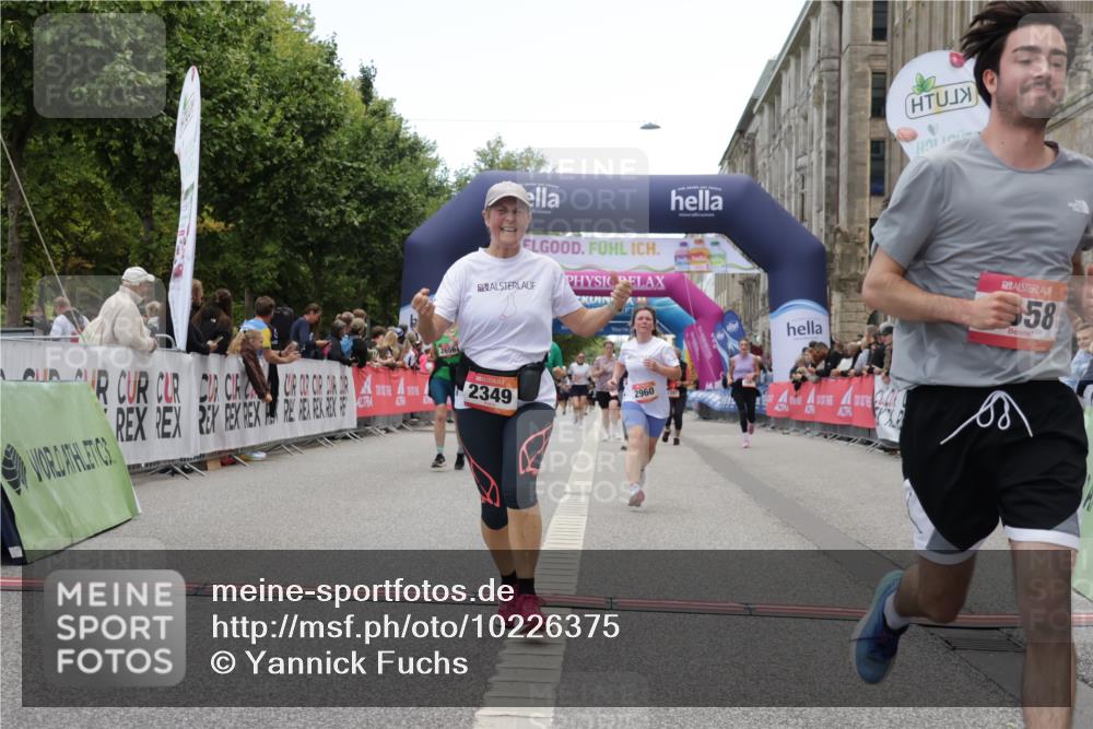 06.09.2026 - CURREX Alsterlauf Yannick Fuchs http://msf.ph/oto/10226375 06.09.2026 10:18:32 Ziel 2349, 2656, 2804, 2960, 3358, 3654, 4107, 4795, 4804, 5921, 6321, 6322, 8001 meine-sportfotos.de