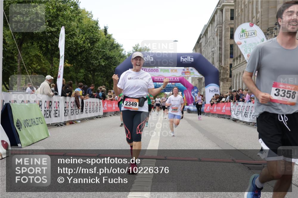 06.09.2026 - CURREX Alsterlauf Yannick Fuchs http://msf.ph/oto/10226376 06.09.2026 10:18:32 Ziel 2349, 2656, 2804, 2960, 3358, 3654, 4107, 4795, 4804, 5921, 6321, 6322, 8001 meine-sportfotos.de