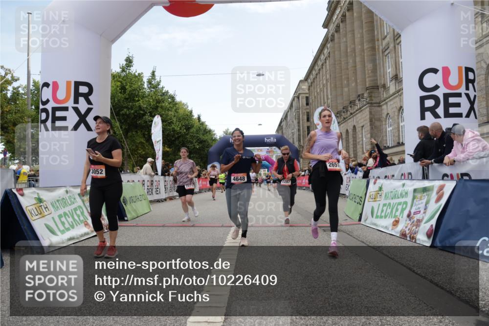06.09.2026 - CURREX Alsterlauf Yannick Fuchs http://msf.ph/oto/10226409 06.09.2026 10:18:39 Ziel 2271, 2287, 2349, 2651, 2656, 2960, 3052, 3421, 3875, 3879, 4648, 5394, 8001 meine-sportfotos.de