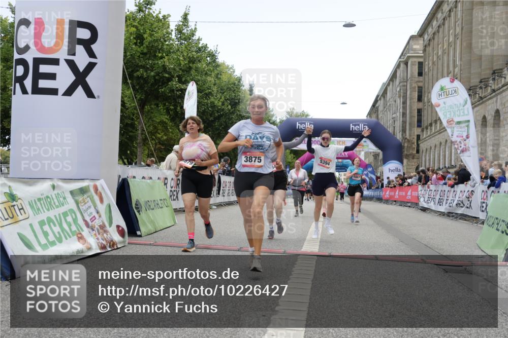 06.09.2026 - CURREX Alsterlauf Yannick Fuchs http://msf.ph/oto/10226427 06.09.2026 10:18:43 Ziel 2271, 2287, 2651, 2656, 3052, 3421, 3875, 3879, 4406, 4648, 4857, 5394, 5489, 6067, 8001 meine-sportfotos.de