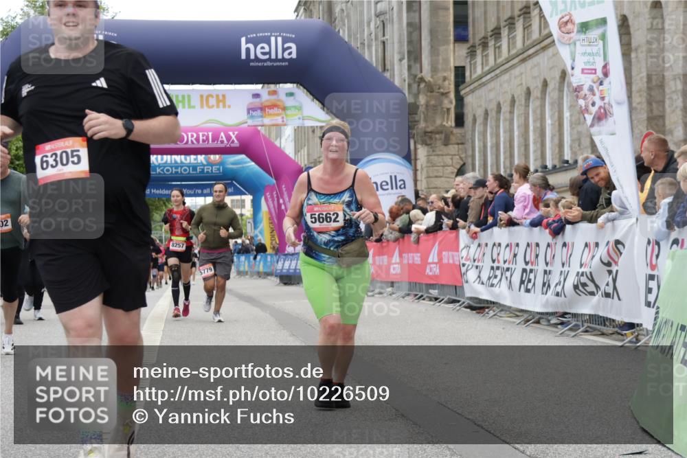 06.09.2026 - CURREX Alsterlauf Yannick Fuchs http://msf.ph/oto/10226509 06.09.2026 10:19:04 Ziel 3253, 3272, 4044, 4102, 5037, 5662, 6305 meine-sportfotos.de