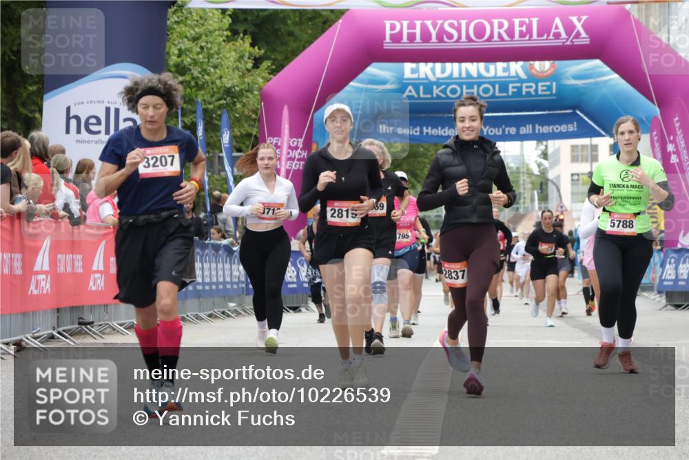 06.09.2026 - CURREX Alsterlauf Yannick Fuchs http://msf.ph/oto/10226539 06.09.2026 10:19:15 Ziel 2441, 2837, 3207, 4102, 5752, 5753, 5779, 8257 meine-sportfotos.de