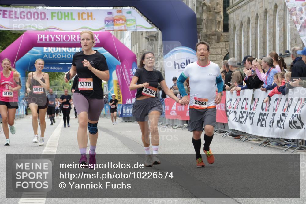 06.09.2026 - CURREX Alsterlauf Yannick Fuchs http://msf.ph/oto/10226574 06.09.2026 10:19:30 Ziel 2292, 2293, 3669, 3713, 5376, 5422, 5426, 5427, 5648, 5795 meine-sportfotos.de