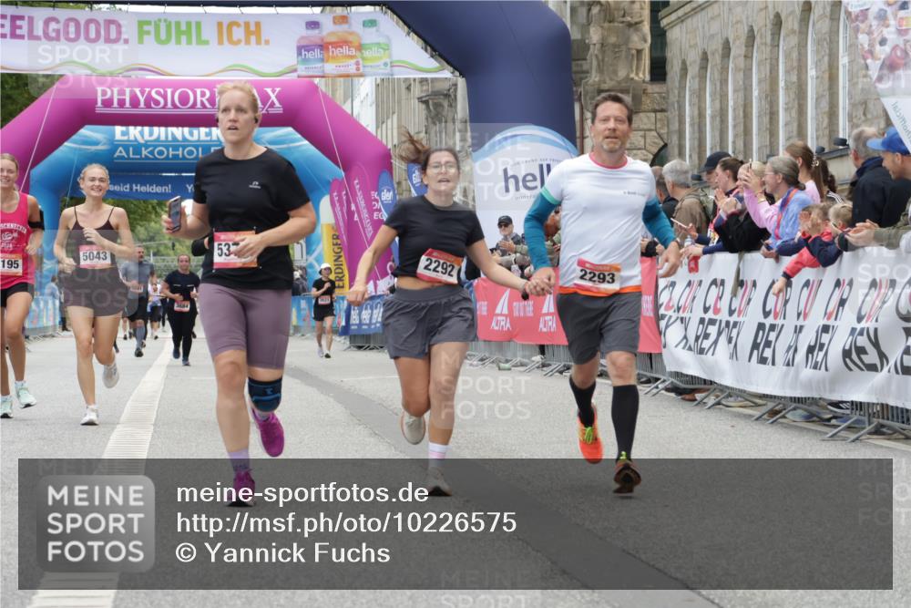06.09.2026 - CURREX Alsterlauf Yannick Fuchs http://msf.ph/oto/10226575 06.09.2026 10:19:31 Ziel 2292, 2293, 3713, 5042, 5043, 5195, 5196, 5376, 5422, 5426, 5427, 5648, 5795 meine-sportfotos.de