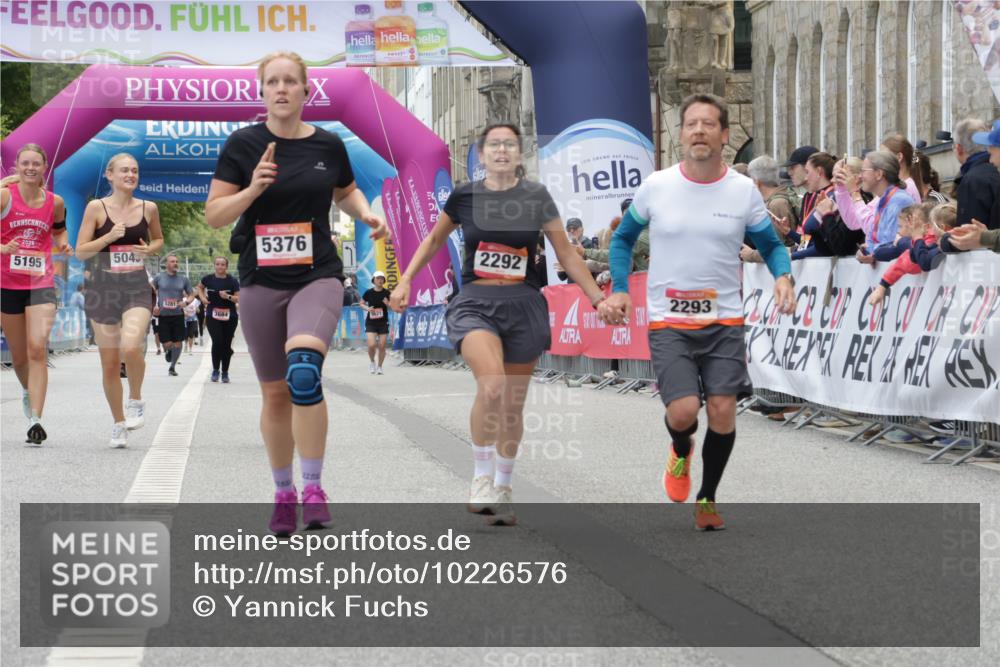 06.09.2026 - CURREX Alsterlauf Yannick Fuchs http://msf.ph/oto/10226576 06.09.2026 10:19:31 Ziel 2292, 2293, 3713, 5042, 5043, 5195, 5196, 5376, 5422, 5426, 5427, 5648, 5795 meine-sportfotos.de