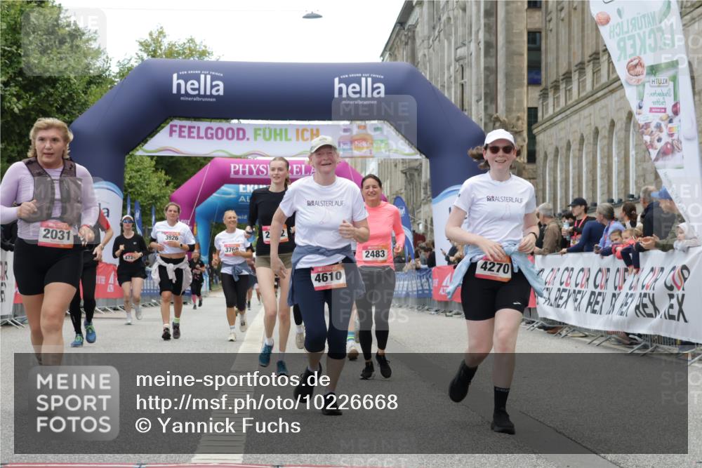 06.09.2026 - CURREX Alsterlauf Yannick Fuchs http://msf.ph/oto/10226668 06.09.2026 10:20:01 Ziel 2031, 2084, 2482, 2483, 3003, 3417, 4270, 4610, 4767, 5172, 5580, 5581 meine-sportfotos.de