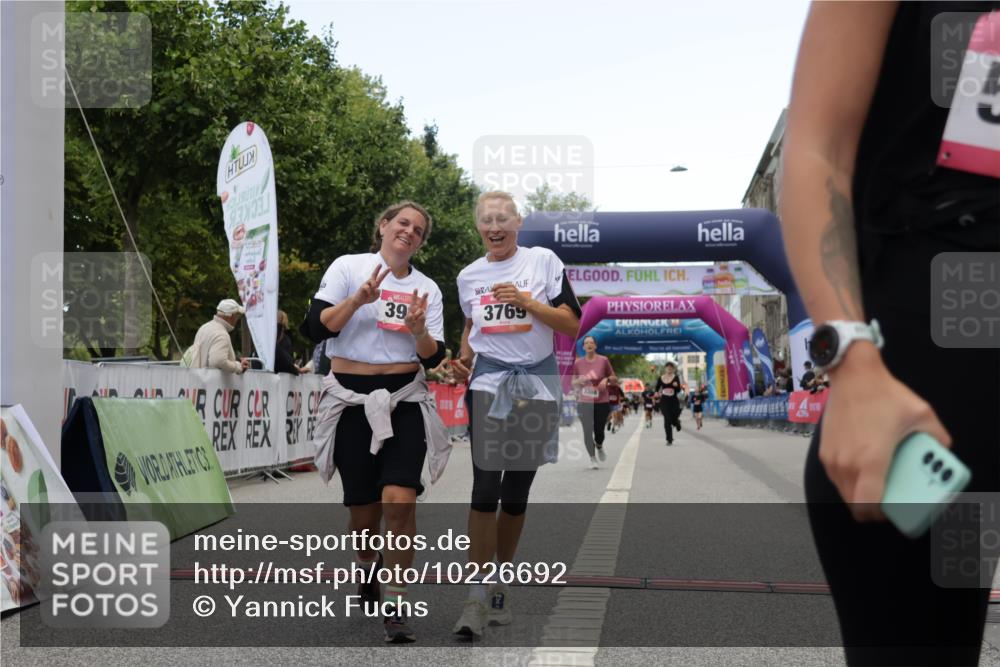 06.09.2026 - CURREX Alsterlauf Yannick Fuchs http://msf.ph/oto/10226692 06.09.2026 10:20:09 Ziel 2031, 2043, 2482, 2483, 3204, 3308, 3769, 3926, 4270, 4610, 4724, 5580, 5581 meine-sportfotos.de