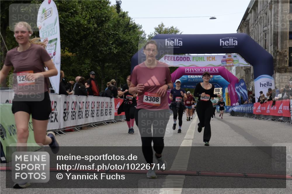 06.09.2026 - CURREX Alsterlauf Yannick Fuchs http://msf.ph/oto/10226714 06.09.2026 10:20:14 Ziel 2043, 2995, 3204, 3308, 3769, 3926, 4724, 5028, 5350 meine-sportfotos.de