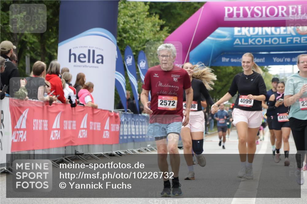 06.09.2026 - CURREX Alsterlauf Yannick Fuchs http://msf.ph/oto/10226732 06.09.2026 10:20:20 Ziel 2366, 2572, 2995, 3204, 3308, 5028, 5350 meine-sportfotos.de