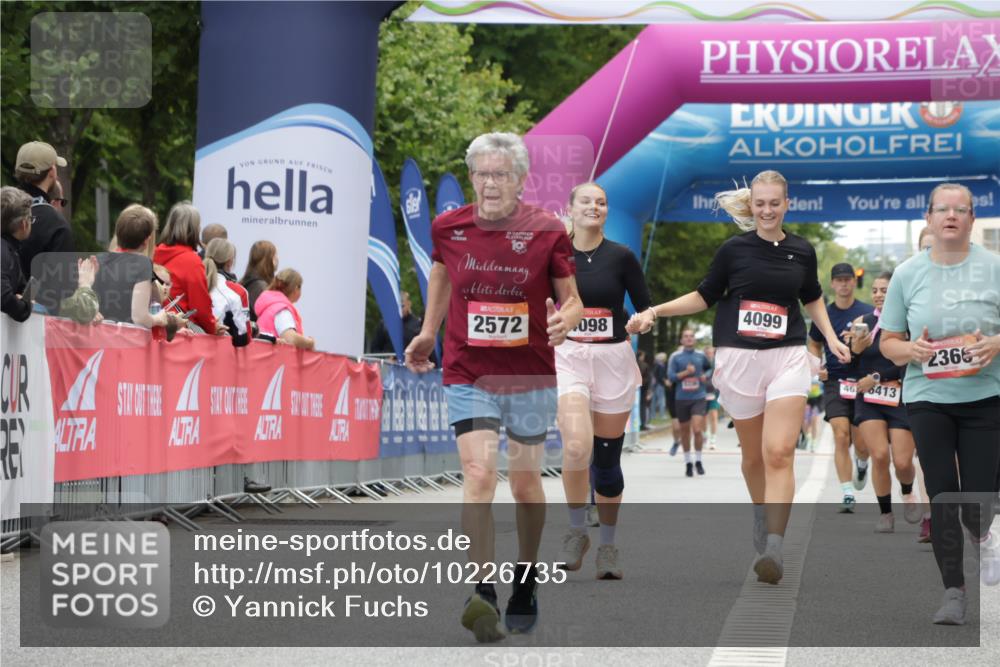 06.09.2026 - CURREX Alsterlauf Yannick Fuchs http://msf.ph/oto/10226735 06.09.2026 10:20:20 Ziel 2366, 2572, 2995, 3204, 3308, 5028, 5350 meine-sportfotos.de
