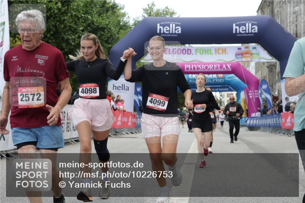 06.09.2026 - CURREX Alsterlauf Yannick Fuchs http://msf.ph/oto/10226753 06.09.2026 10:20:25 Ziel 2366, 2572, 2995, 4098, 4099, 4609 meine-sportfotos.de
