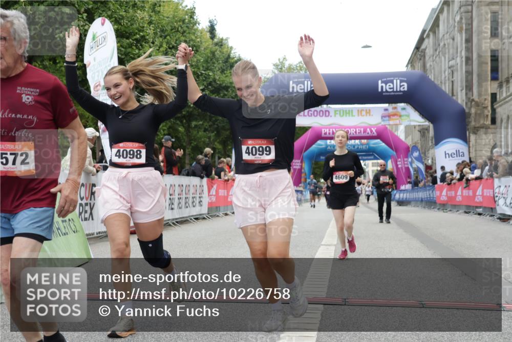 06.09.2026 - CURREX Alsterlauf Yannick Fuchs http://msf.ph/oto/10226758 06.09.2026 10:20:26 Ziel 2366, 2572, 4098, 4099, 4609, 5305, 6413 meine-sportfotos.de