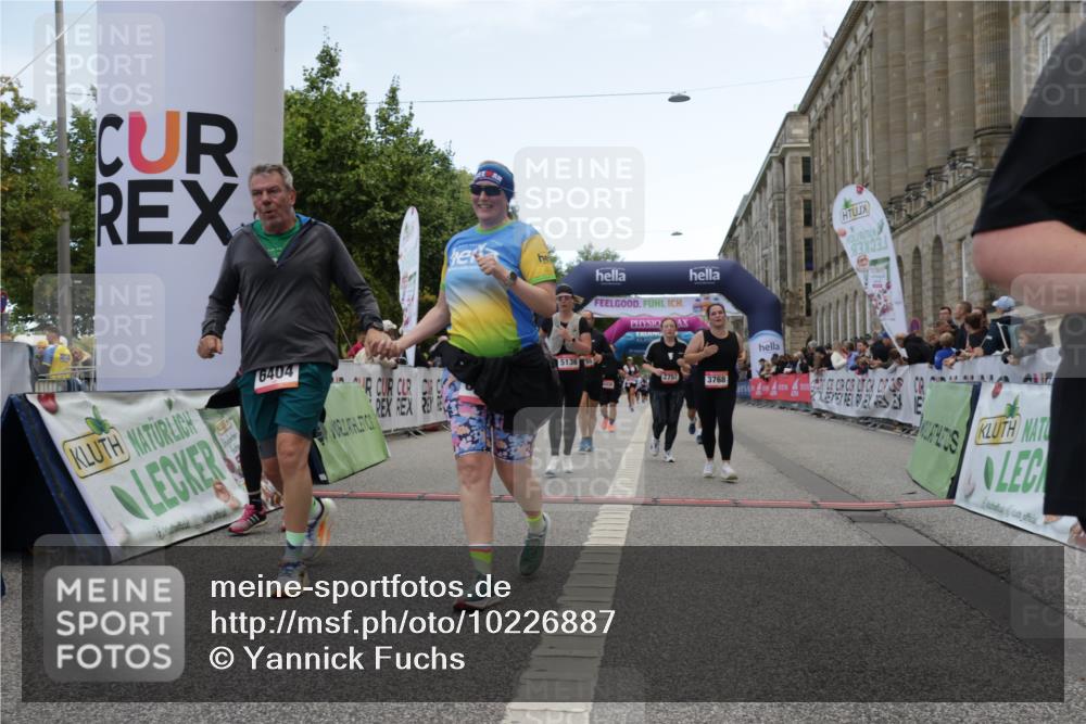 06.09.2026 - CURREX Alsterlauf Yannick Fuchs http://msf.ph/oto/10226887 06.09.2026 10:21:03 Ziel 2146, 2754, 2755, 2757, 2885, 3495, 4436, 4562, 5136, 5180, 5806, 6403, 6404 meine-sportfotos.de