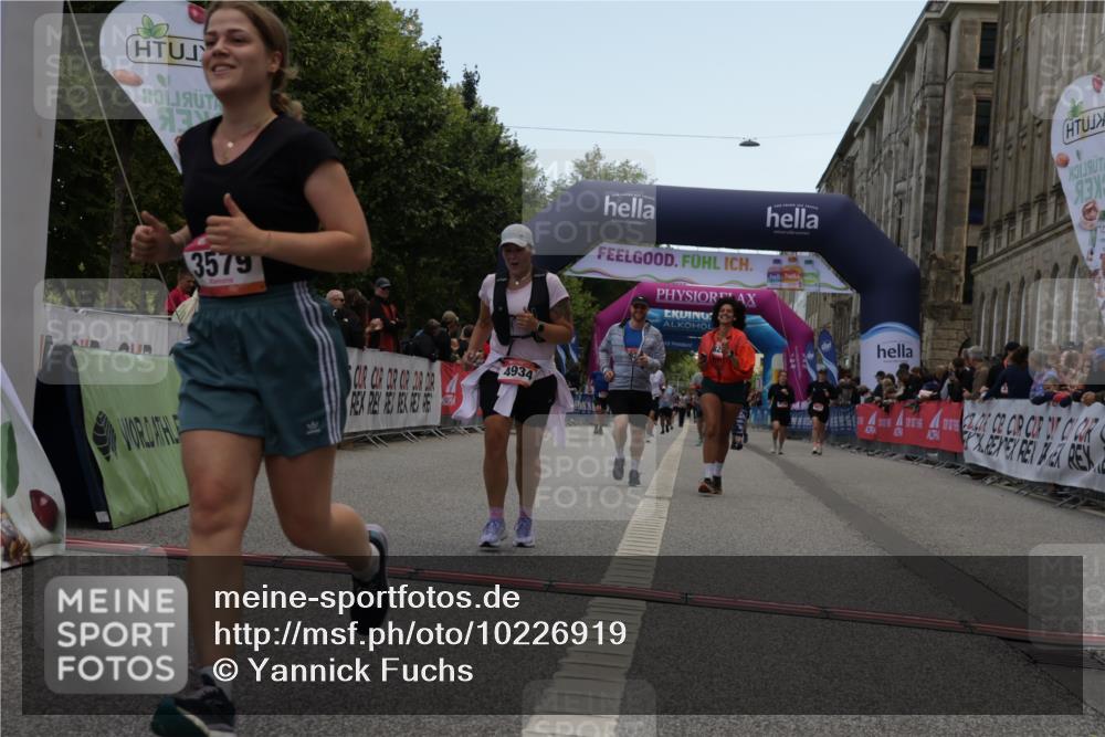 06.09.2026 - CURREX Alsterlauf Yannick Fuchs http://msf.ph/oto/10226919 06.09.2026 10:21:11 Ziel 2754, 2755, 2757, 3406, 3495, 3579, 4436, 4562, 4934, 5562, 5824, 8255 meine-sportfotos.de
