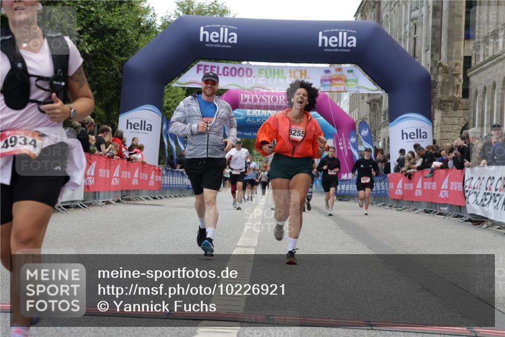 06.09.2026 - CURREX Alsterlauf Yannick Fuchs http://msf.ph/oto/10226921 06.09.2026 10:21:12 Ziel 2754, 2755, 2757, 3406, 3495, 3579, 4436, 4562, 4934, 5562, 5824, 8255 meine-sportfotos.de