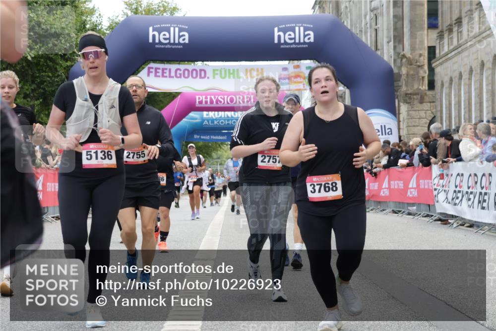 06.09.2026 - CURREX Alsterlauf Yannick Fuchs http://msf.ph/oto/10226923 06.09.2026 10:21:03 Ziel 2146, 2754, 2755, 2757, 2885, 3495, 4436, 4562, 5136, 5180, 5806, 6403, 6404 meine-sportfotos.de