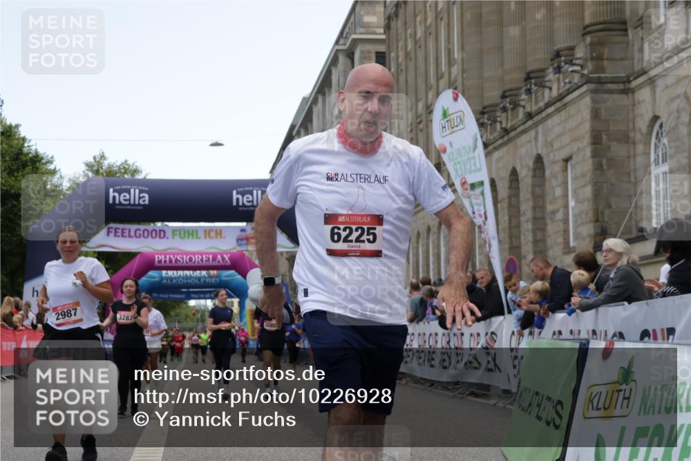 06.09.2026 - CURREX Alsterlauf Yannick Fuchs http://msf.ph/oto/10226928 06.09.2026 10:23:05 Ziel 2987, 3275, 4813, 6225 meine-sportfotos.de
