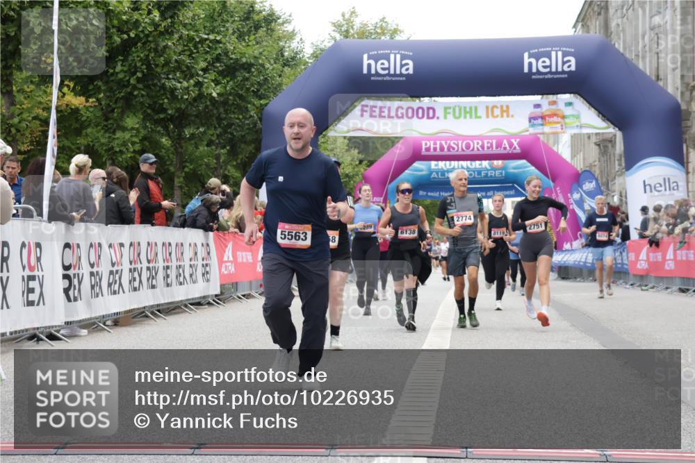 06.09.2026 - CURREX Alsterlauf Yannick Fuchs http://msf.ph/oto/10226935 06.09.2026 10:22:40 Ziel 2751, 2774, 4903, 5358, 5563 meine-sportfotos.de