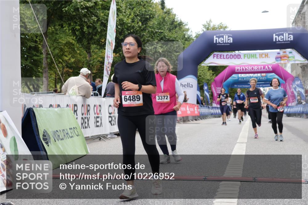 06.09.2026 - CURREX Alsterlauf Yannick Fuchs http://msf.ph/oto/10226952 06.09.2026 10:22:48 Ziel 2243, 2751, 2774, 3288, 3372, 5289, 5358, 5563, 6489, 8074, 8119 meine-sportfotos.de