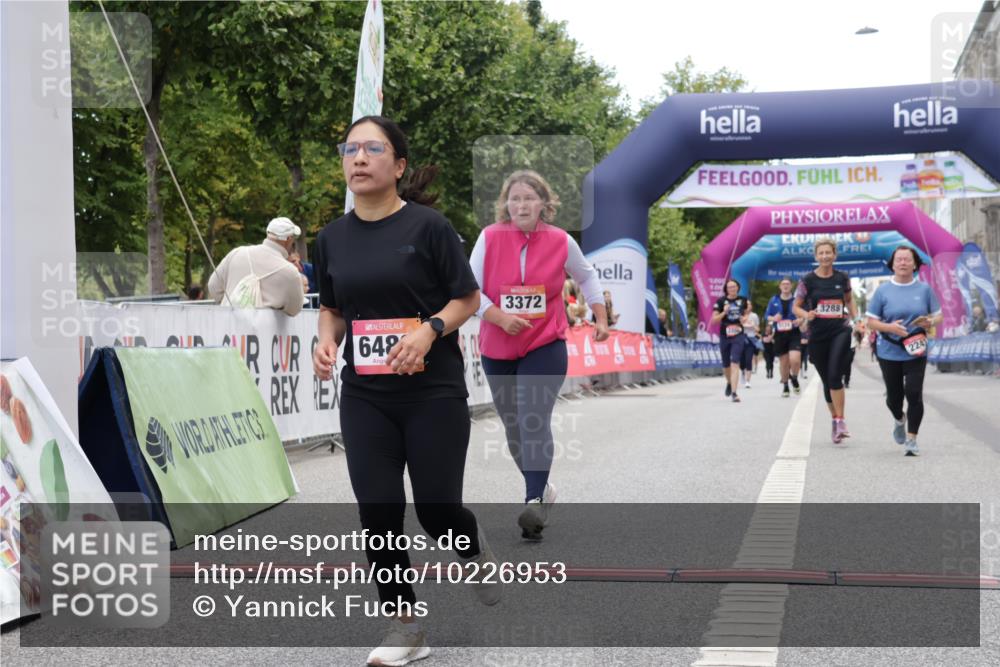 06.09.2026 - CURREX Alsterlauf Yannick Fuchs http://msf.ph/oto/10226953 06.09.2026 10:22:48 Ziel 2243, 2751, 2774, 3288, 3372, 5289, 5358, 5563, 6489, 8074, 8119 meine-sportfotos.de
