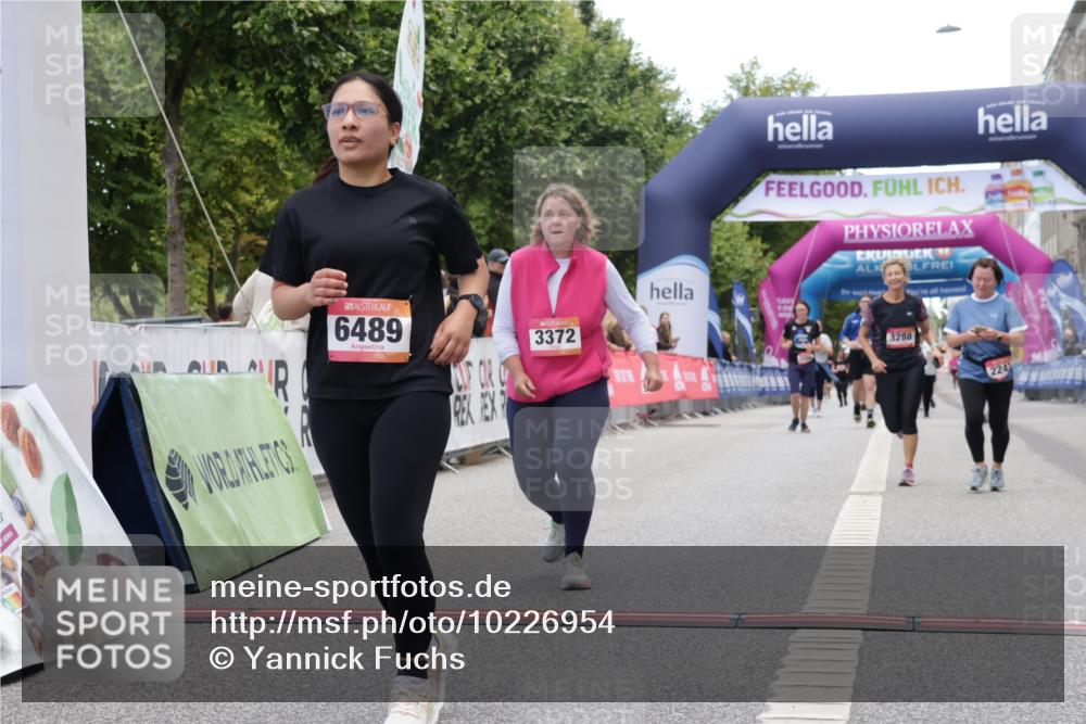 06.09.2026 - CURREX Alsterlauf Yannick Fuchs http://msf.ph/oto/10226954 06.09.2026 10:22:48 Ziel 2243, 2751, 2774, 3288, 3372, 5289, 5358, 5563, 6489, 8074, 8119 meine-sportfotos.de