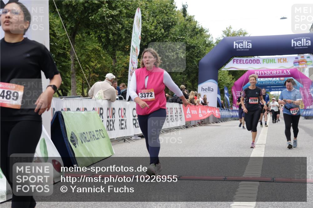 06.09.2026 - CURREX Alsterlauf Yannick Fuchs http://msf.ph/oto/10226955 06.09.2026 10:22:49 Ziel 2243, 2751, 2774, 3288, 3372, 5289, 5358, 5563, 6489, 8074, 8119 meine-sportfotos.de
