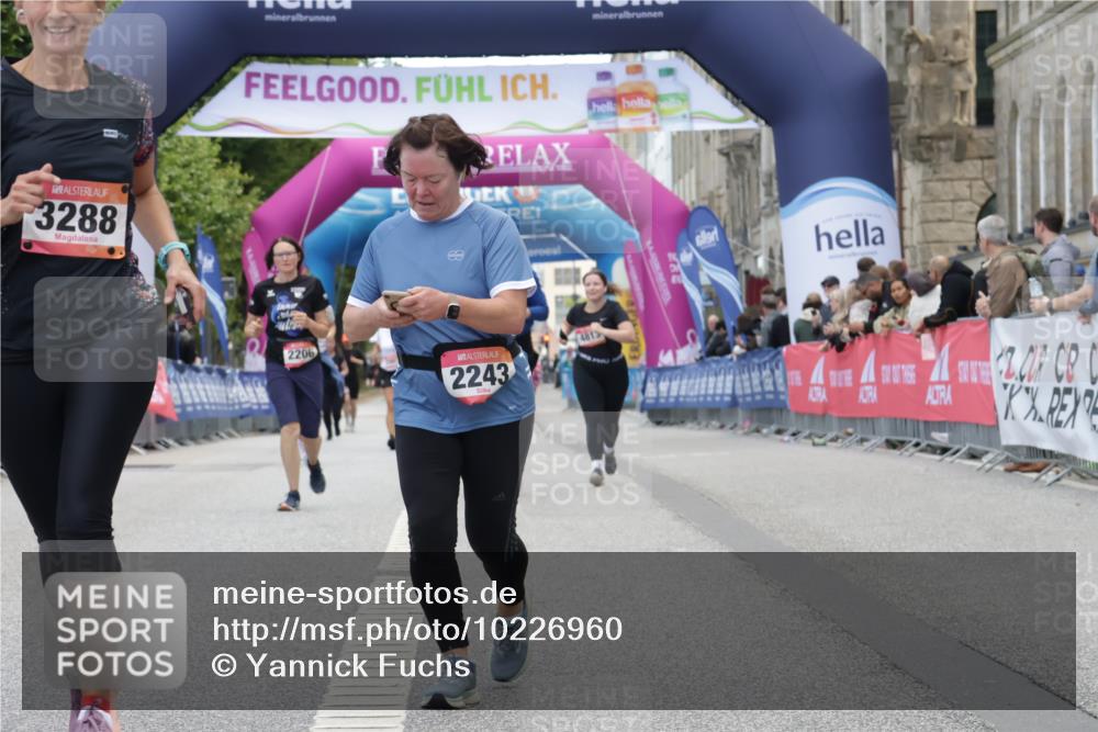06.09.2026 - CURREX Alsterlauf Yannick Fuchs http://msf.ph/oto/10226960 06.09.2026 10:22:51 Ziel 2243, 2751, 2774, 3288, 3372, 5289, 6489, 8074, 8119 meine-sportfotos.de