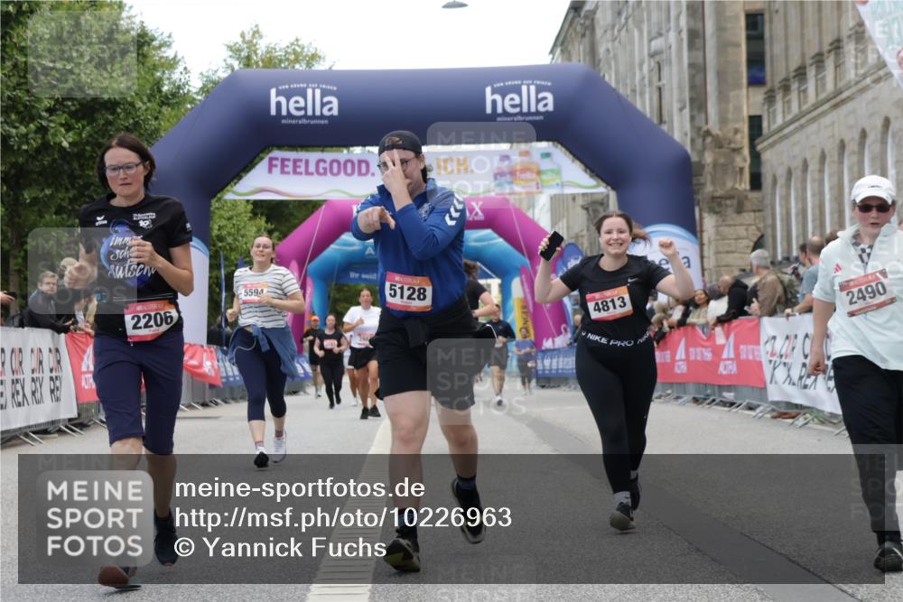 06.09.2026 - CURREX Alsterlauf Yannick Fuchs http://msf.ph/oto/10226963 06.09.2026 10:22:56 Ziel 2206, 2243, 2490, 3275, 3288, 3372, 4813, 5128, 8074 meine-sportfotos.de