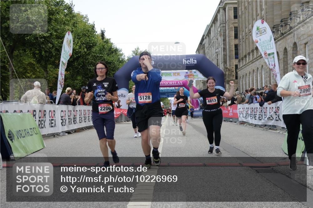 06.09.2026 - CURREX Alsterlauf Yannick Fuchs http://msf.ph/oto/10226969 06.09.2026 10:22:57 Ziel 2206, 2243, 2490, 3275, 3288, 4813, 5128 meine-sportfotos.de