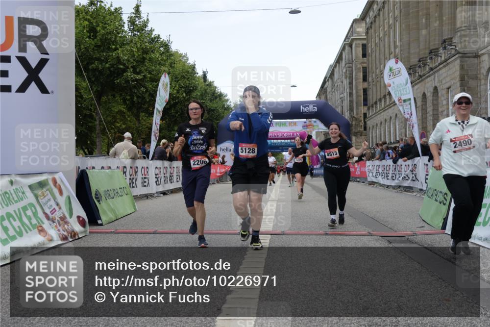 06.09.2026 - CURREX Alsterlauf Yannick Fuchs http://msf.ph/oto/10226971 06.09.2026 10:22:58 Ziel 2206, 2243, 2490, 3275, 3288, 4813, 5128 meine-sportfotos.de