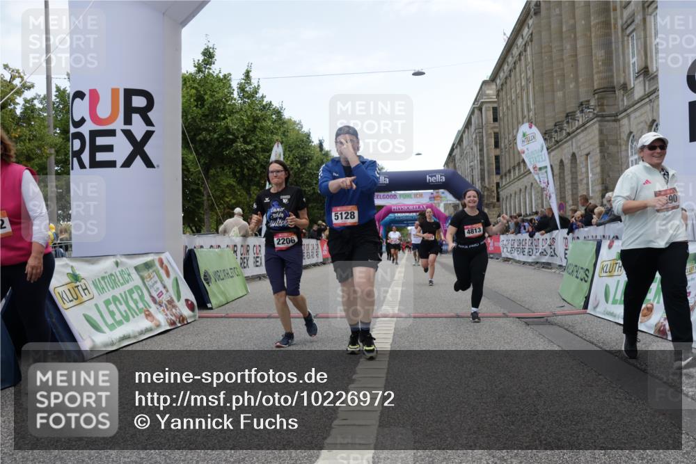 06.09.2026 - CURREX Alsterlauf Yannick Fuchs http://msf.ph/oto/10226972 06.09.2026 10:22:58 Ziel 2206, 2243, 2490, 3275, 3288, 4813, 5128 meine-sportfotos.de