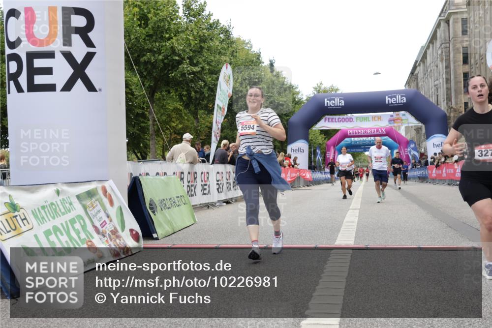 06.09.2026 - CURREX Alsterlauf Yannick Fuchs http://msf.ph/oto/10226981 06.09.2026 10:23:01 Ziel 2206, 2490, 3275, 4813, 5128, 6225 meine-sportfotos.de
