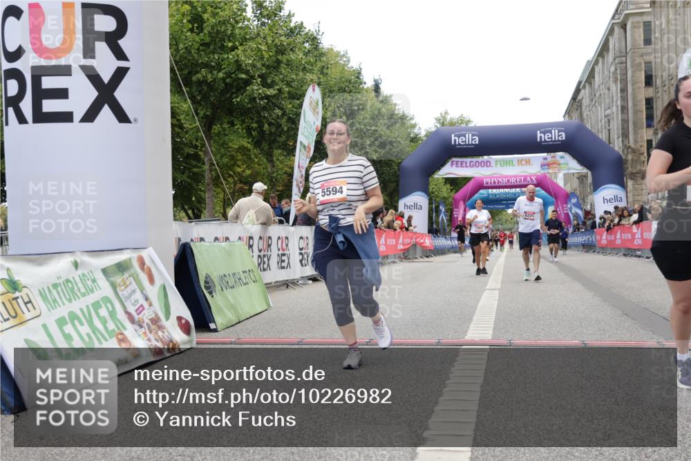 06.09.2026 - CURREX Alsterlauf Yannick Fuchs http://msf.ph/oto/10226982 06.09.2026 10:23:01 Ziel 2206, 2490, 3275, 4813, 5128, 6225 meine-sportfotos.de