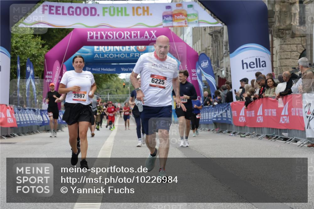 06.09.2026 - CURREX Alsterlauf Yannick Fuchs http://msf.ph/oto/10226984 06.09.2026 10:23:02 Ziel 2206, 2490, 2987, 3275, 4813, 5128, 6225 meine-sportfotos.de