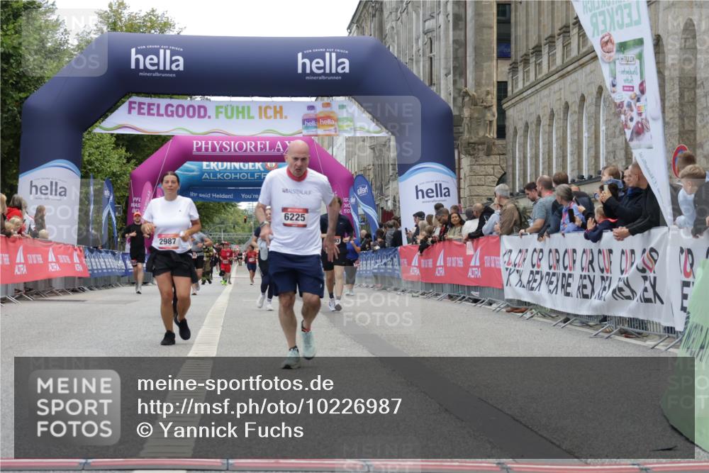 06.09.2026 - CURREX Alsterlauf Yannick Fuchs http://msf.ph/oto/10226987 06.09.2026 10:23:02 Ziel 2206, 2490, 2987, 3275, 4813, 5128, 6225 meine-sportfotos.de