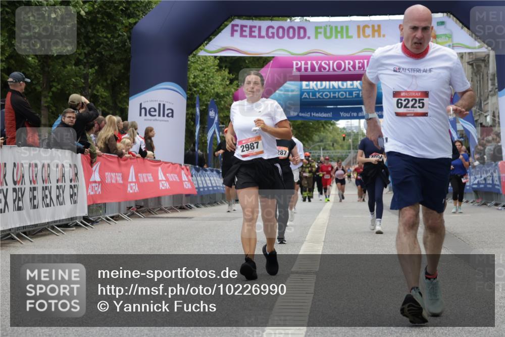 06.09.2026 - CURREX Alsterlauf Yannick Fuchs http://msf.ph/oto/10226990 06.09.2026 10:23:03 Ziel 2206, 2490, 2987, 3275, 4813, 5128, 6225 meine-sportfotos.de