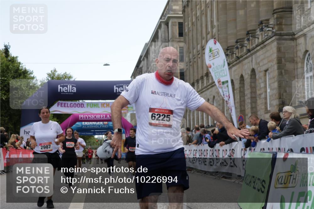 06.09.2026 - CURREX Alsterlauf Yannick Fuchs http://msf.ph/oto/10226994 06.09.2026 10:23:05 Ziel 2987, 3275, 4813, 6225 meine-sportfotos.de