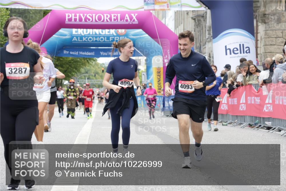 06.09.2026 - CURREX Alsterlauf Yannick Fuchs http://msf.ph/oto/10226999 06.09.2026 10:23:07 Ziel 2987, 3275, 4093, 4094, 6225 meine-sportfotos.de