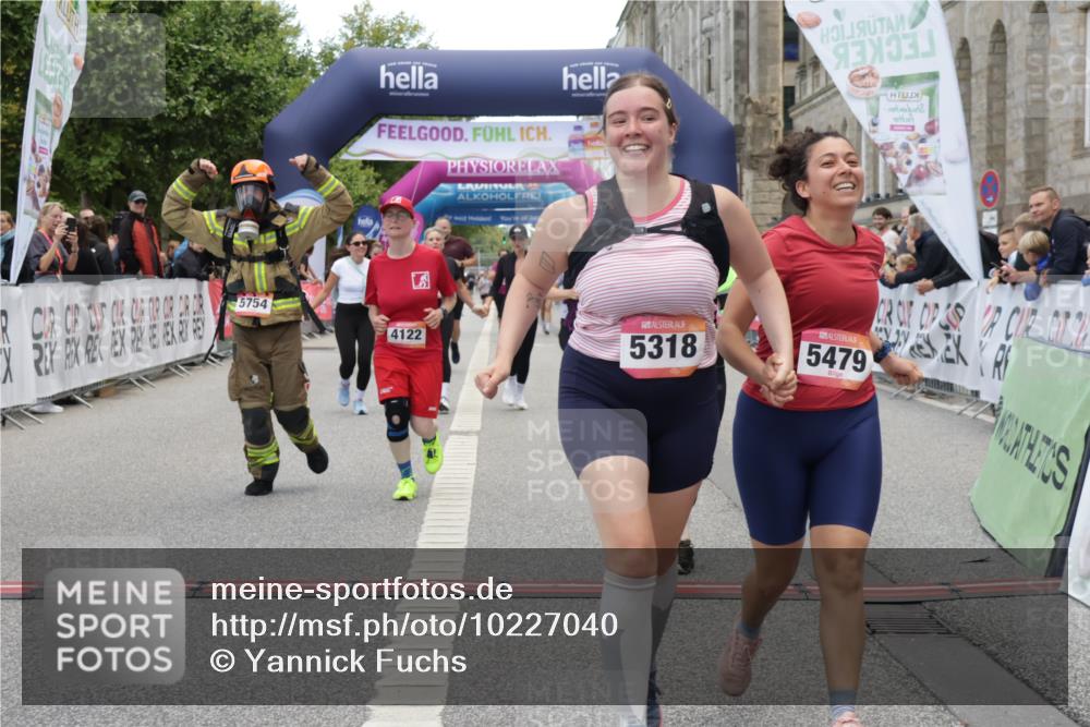 06.09.2026 - CURREX Alsterlauf Yannick Fuchs http://msf.ph/oto/10227040 06.09.2026 10:23:29 Ziel 2593, 3118, 3305, 4122, 5479, 5754 meine-sportfotos.de